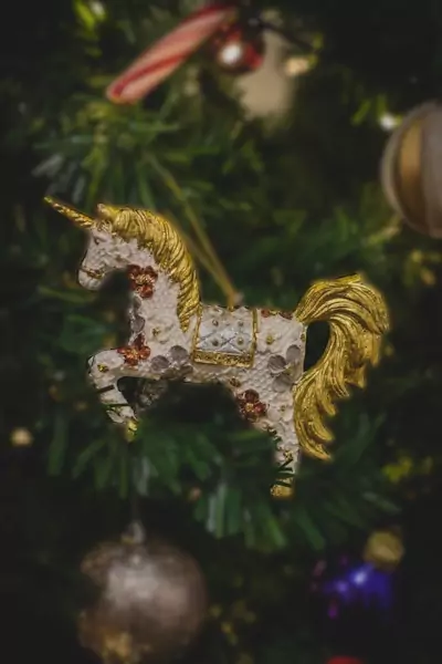 Un colgante de unicornio en un árbol de navidad