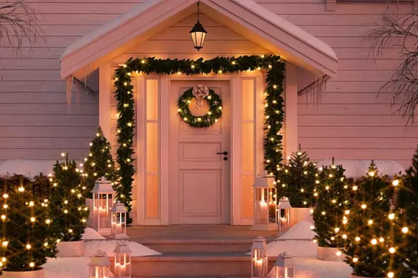 La entrada de una casa  adornada con luces de navidad