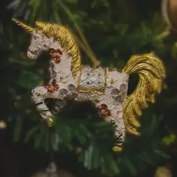 Adorno de unicornio en un árbol de navidad