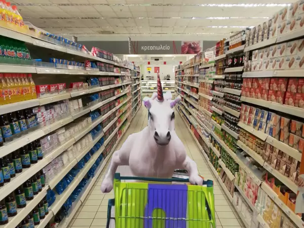 Un unicornio haciendo la compra en el supermercado